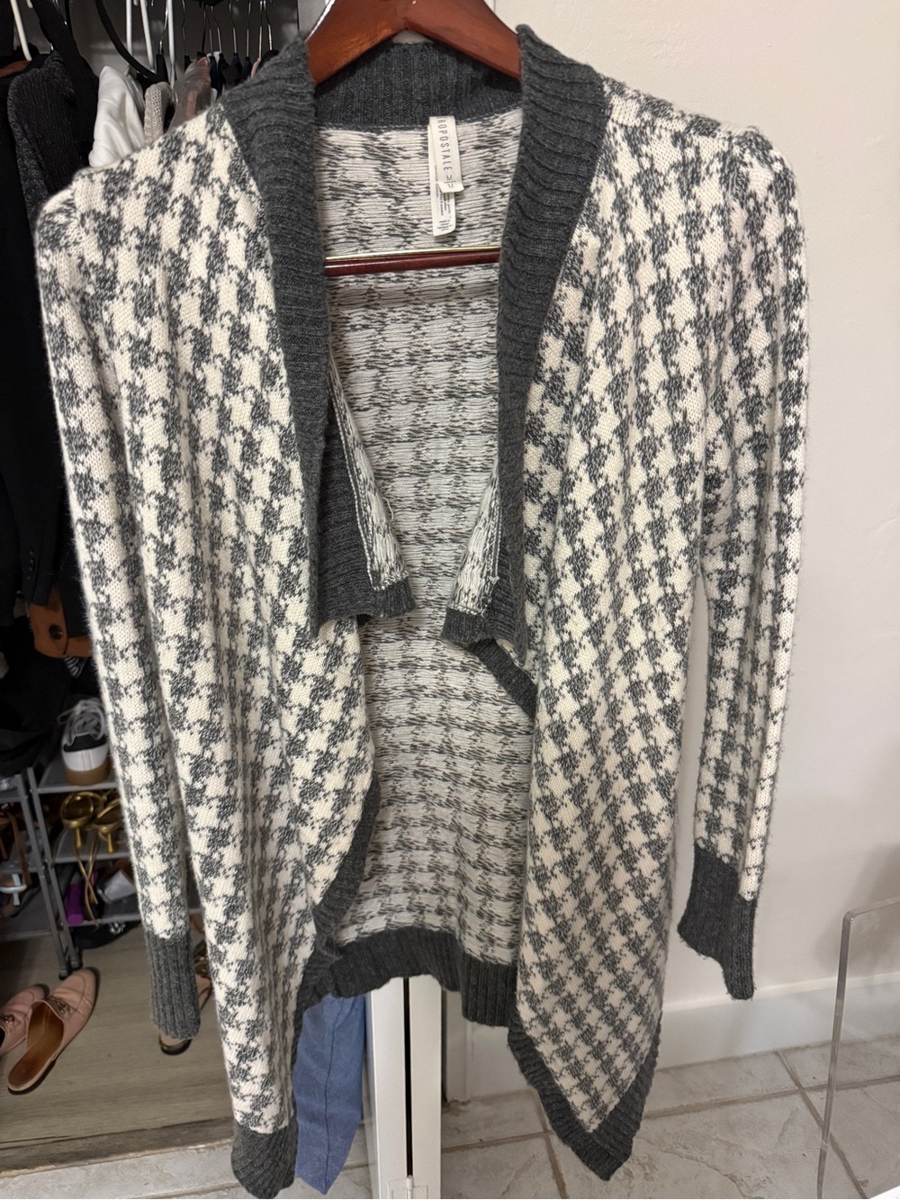 Aeropostale Gray & White Houndstooth Open-Front Cardigan